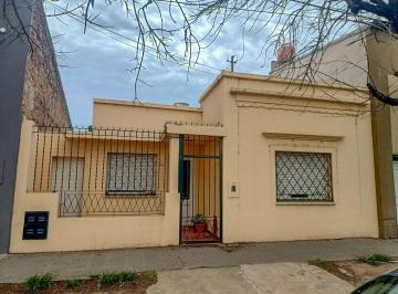 Casa · 78m² · 4 Ambientes · Venta - Casa Sobre Bv. Pellegrini - 2 Dorm. y Patio
