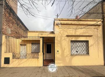Casa · 78m² · 4 Ambientes · Venta - Casa Sobre Bv. Pellegrini - 2 Dorm. y Patio
