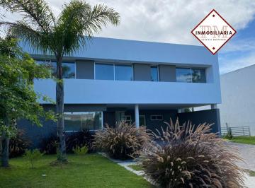 Casa de 6 ambientes, Berazategui · Casa en Venta con Piscina - 6 Ambientes - Barrio Privado Fincas de Iraola 2.