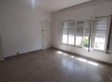 PH de 4 ambientes, Morón · Casa Al Frente en Barrio Emaus