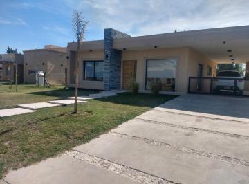 Casa de 4 ambientes, Presidente Perón · Casa con Parque y Pileta, Barrio San Eliseo