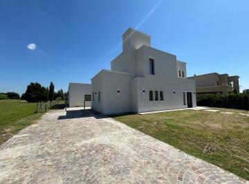 Casa · 377m² · 4 Ambientes · 6 Cocheras · Casa en Venta en El Medal Country Club