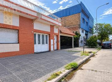 PH · 240m² · 4 Ambientes · 1 Cochera · Amplio PH de 4 Ambientes Acceso por Pasillo
