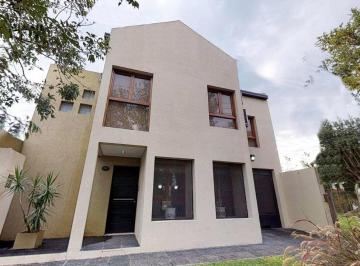 Casa · 251m² · 4 Ambientes · 2 Cocheras · Casa en Venta en La Plata