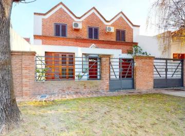 Casa · 250m² · 8 Ambientes · 3 Cocheras · Casa en Venta en Tolosa