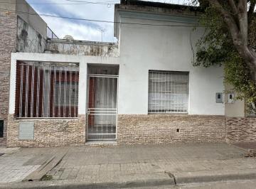 Casa · 90m² · 4 Ambientes · Casa en Alberdi de Tres Dorm Altura de Rondeau 200