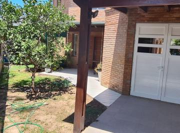 Casa · 235m² · 6 Ambientes · Calandrias 2100