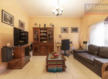 Casa · 318m² · 4 Ambientes · 1 Cochera · Casa en Bernal