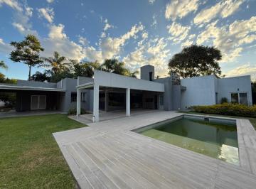 Casa · 169m² · 8 Ambientes · 2 Cocheras · Casa de Categoría en Villa California