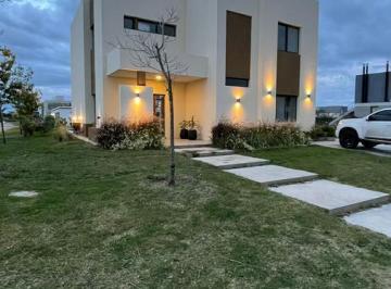 Casa · 240m² · 5 Ambientes · Barrio Puertos del Lago, Araucarias 240 m² Sobre Lote 600 m².