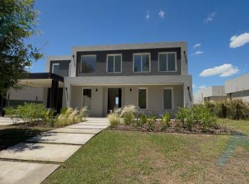 Casa · 248m² · 7 Ambientes · 2 Cocheras · Casa en Venta en La Calesa Uf500