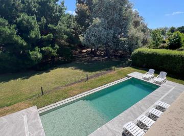 Casa · 300m² · 4 Ambientes · Casa de Categoría 4/5 Amb. con Piscina Climatizada - Rumenco