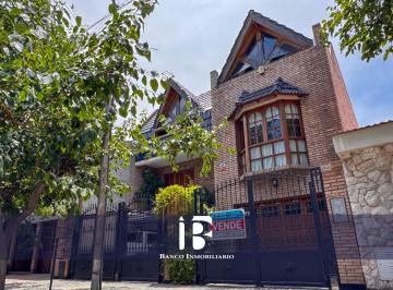 Casa de 10 ambientes, Dorrego · Casa en Dorrego. Calle Berutti