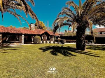 Casa · 349m² · 4 Ambientes · Chalet en Las Farolas, Parque Luro.