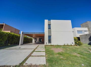 Casa · 262m² · 4 Ambientes · Venta - Casa de 3 Dorm., 2 Plantas, Amenities Premium. Barrio Privado, Funes