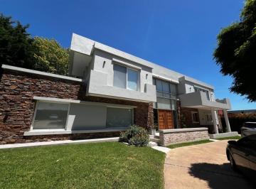 Casa · 350m² · 4 Ambientes · 2 Cocheras · Casa de 4 Ambientes en Alquiler