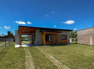 Casa · 62m² · 3 Ambientes · 1 Cochera · Casa en Venta 2 Dorm. con Piscina en Roldán
