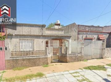 Casa · 80m² · 3 Ambientes · Casa Multifamiliar 3 y 1 Amb Cochera Para 3 Autos Lote Propi