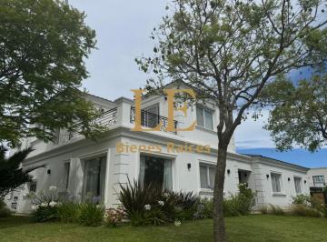 Casa · 250m² · 4 Ambientes · 4 Cocheras · Venta Casa en Puertos del Lago Vistas