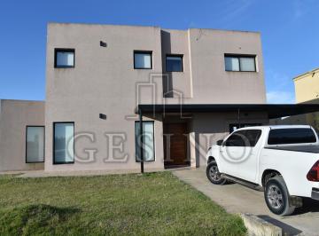 Casa · 200m² · 6 Ambientes · 2 Cocheras · Casa en Alquiler en La Faustina