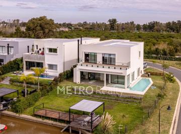 Casa · 430m² · 5 Ambientes · 2 Cocheras · Casa en Venta con 4 Habitaciones y Amarra en El Yacht, Nordelta