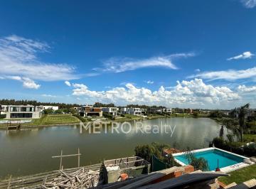 Casa · 360m² · 6 Ambientes · 2 Cocheras · Casa en Venta a La Laguna con 4 Habitaciones en Suite en Carpinchos, Nordelta
