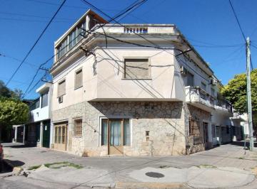 Casa · 240m² · 7 Ambientes · 1 Cochera · Retasado! Propiedad Multifamiliar, con Gran Potencial Comercial - Roque Saenz Peña, Rosario