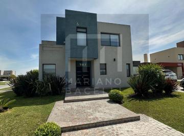 Casa · 220m² · 5 Ambientes · 4 Cocheras · Casa en Venta en Los Talas Canning Village Ezeiza