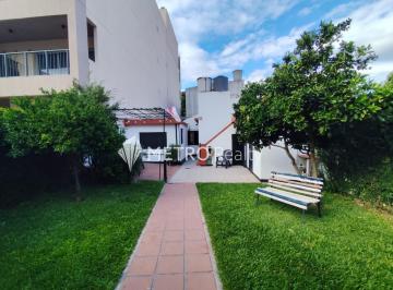 Casa · 341m² · 6 Ambientes · 3 Cocheras · Casa en Venta 6 Ambientes en Bernal Centro