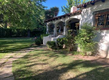 Casa · 250m² · 4 Ambientes · 2 Cocheras · Casa en Venta en Chacras de Coria