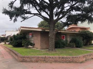 Casa · 341m² · 4 Ambientes · 1 Cochera · Casa en Venta en Barrio Rogelio Martínez – Retasada, Oportunidad y Posibilidad de Financiación