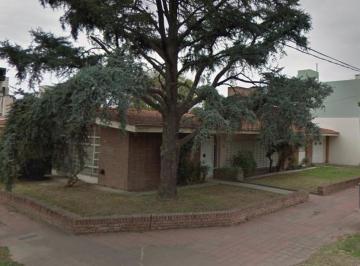 Casa · 341m² · 4 Ambientes · 1 Cochera · Rogelio Martinez, Casa en Venta de 3 Dorm., Escritorio, Patio, Cochera