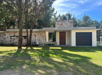 Casa · 4 Ambientes · 1 Cochera · Casa en Venta, Costa Esmeralda