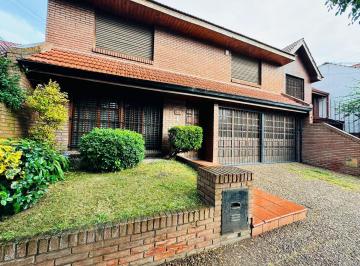 Casa · 219m² · 6 Ambientes · 2 Cocheras · Casa en 14 de Julio 300 de Seis Ambientes con Parque y Garage Quincho