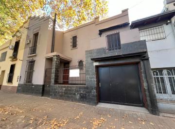 Casa · 190m² · 7 Ambientes · 2 Cocheras · Casa de 4 Dorm. con Parrillero y Piscina Apto Crédito en Barrio Azcuenaga