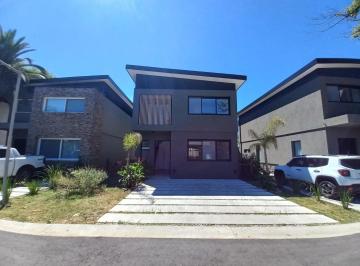 Casa · 182m² · 4 Ambientes · 2 Cocheras · Casa en Venta en Villa Elvira - Pacheco - Jardín y Pileta!