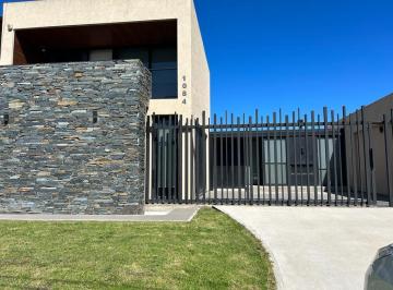 Casa · 250m² · 4 Ambientes · 2 Cocheras · Casa en Caisamar