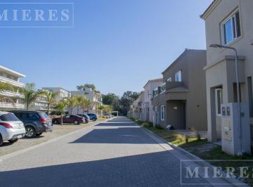 Casa · 106m² · 4 Ambientes · 1 Cochera · Dúplex en Venta en Saraví Village