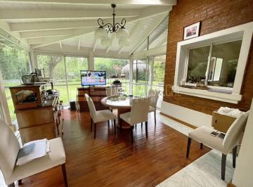 Casa · 254m² · 5 Ambientes · 2 Cocheras · D. Esteche Realty - Las Condes Casa en Excelente Estado