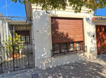 Casa · 157m² · 6 Ambientes · 1 Cochera · Excelente Casa Céntrica con Jardín en Reconquista