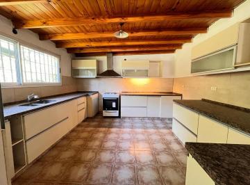 Quinta vacacional · 200m² · 5 Ambientes · 2 Cocheras · Excelente Quinta en Loma Verde