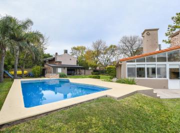 Casa · 185m² · 4 Ambientes · 2 Cocheras · Venta - Casa 3 Dorm. con Cochera - Pileta - Funes Centro