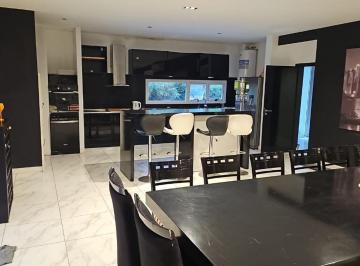 Casa · 160m² · 4 Ambientes · 3 Cocheras · Casa Barrancas de San Benito Barrio Privado