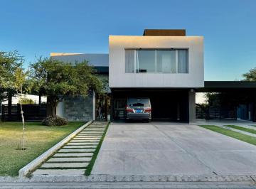 Casa · 425m² · 7 Ambientes · 6 Cocheras · Venta Casa La Arbolada, 3 Dorm., 4 Baños, 425 m². Malagueño