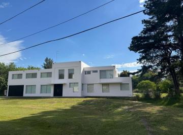Casa de 6 ambientes, Presidente Perón · Imponente Casa Sobre 2 Amplios Lotes en Barrio Cerrado Parque Las Naciones