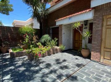 Casa · 175m² · 8 Ambientes · 1 Cochera · Retasada! - Casa de 3 Dorm. - Venta