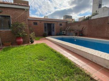 Casa · 270m² · 6 Ambientes · 2 Cocheras · Casa en Venta en Rogelio Martinez, 5 Dorm. Quincho y Pileta