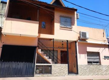 Casa de 8 ambientes, Tres de Febrero · 2 Propiedades Sobre Mismo Lote + Departamento