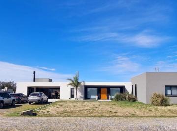 Casa · 330m² · 5 Ambientes · 1 Cochera · Venta/alquiler Permanente - Casa en Estancia Villa María