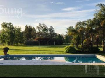 Casa · 200m² · 4 Ambientes · Casa en Venta Campos de Roca 1